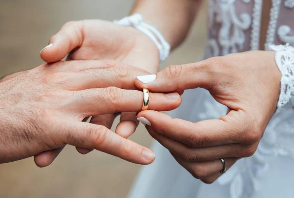 Χέρια Του Μόλις Παντρεμένο Ζευγάρι — Φωτογραφία Αρχείου