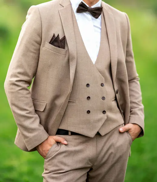 Ung Man Bär Elegant Kostym Utomhus — Stockfoto