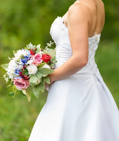 Νύφη Κατέχει Γαμήλιο Μπουκέτο Των Λουλουδιών — Φωτογραφία Αρχείου