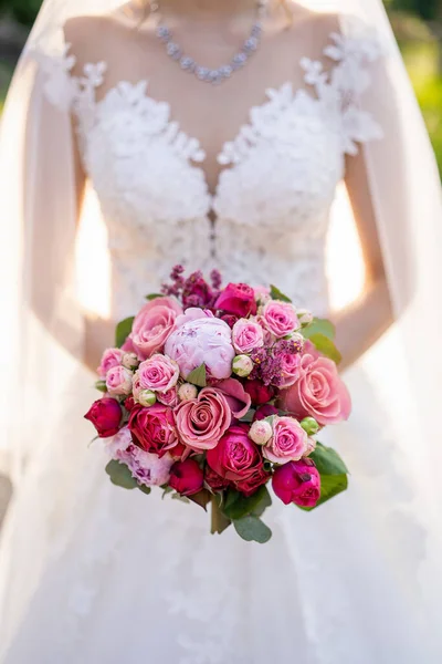 Νύφη Κατέχει Γαμήλιο Μπουκέτο Των Λουλουδιών — Φωτογραφία Αρχείου