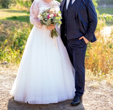 Düğünden sonra çiçekli gelin ve damat