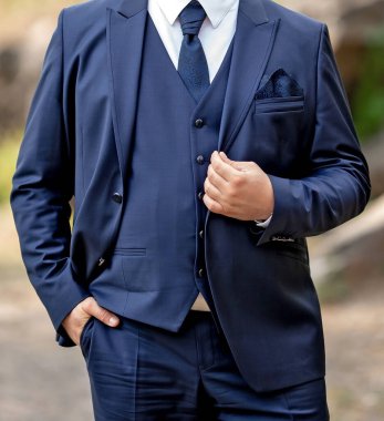 Açık havada mavi takım elbiseli genç adam