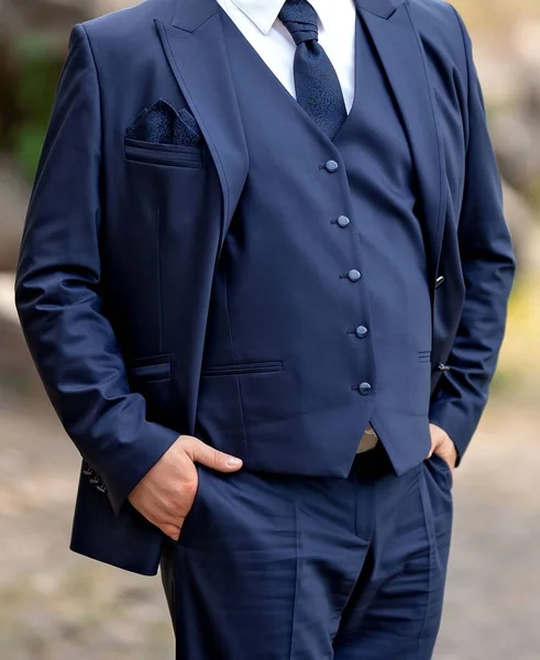 Junger Mann Blauen Anzug Draußen — Stockfoto