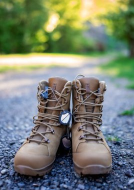 Caddenin ortasında yeni bir akik.