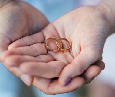 Nişan yüzüklü genç bir çift.