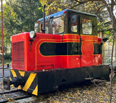 Lunaparktaki küçük kırmızı ve siyah tren motoru.