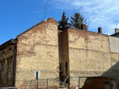 Eski harabe bir binanın güvenlik duvarı