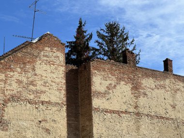 Eski harabe bir binanın güvenlik duvarı