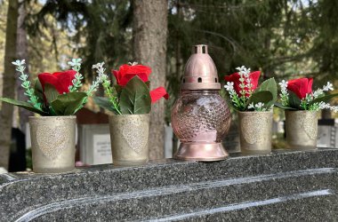 Halk mezarlığındaki bir mezar taşında fenerler.