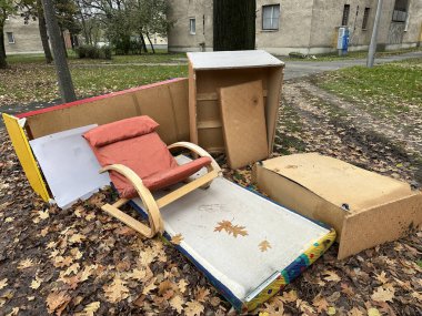 Eski harabe mobilyalar sokakta.