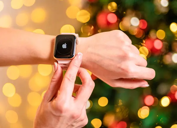 Bir kadının bileğindeki elma saati.