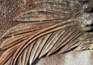 Halk mezarlığındaki bir mezar taşının üzerindeki süs eşyası.