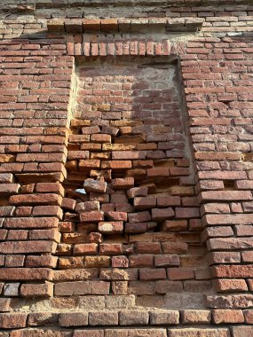 Eski bir binanın tuğla duvarı.