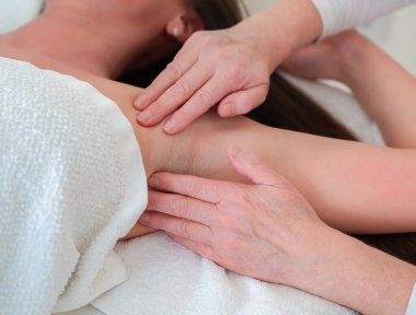 Kaplıcada bir kadına masaj yapmak