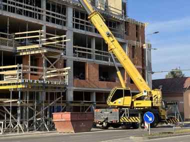 Şehirde yeni bir apartman inşaatı
