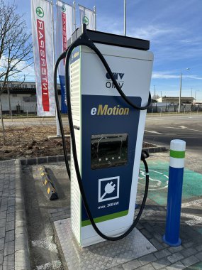 Otoparktaki elektrikli araba şarj istasyonu.