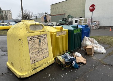 Sokakta geri dönüşüm çöp kutuları