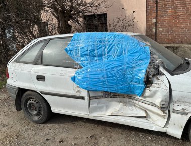 Kazadan sonra kapısı kırılmış bir araba.