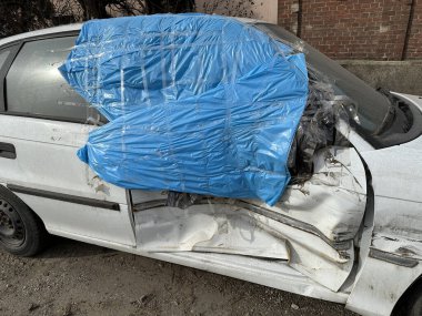 Kazadan sonra kapısı kırılmış bir araba.