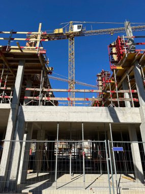 İnşaat alanında bir vinç var.