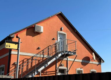 Evin merdiveni dışında.