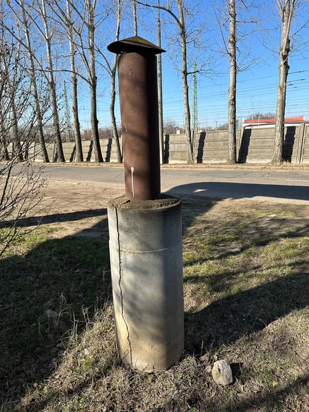 Eski paslı metal duman yığını sokakta