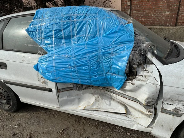 Kazadan sonra kapısı kırılmış bir araba.