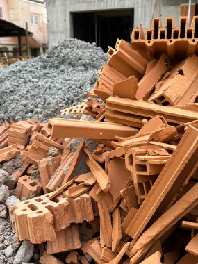 İnşaat alanında kırık tuğlalar.