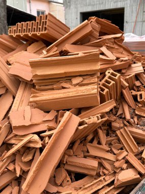 İnşaat alanında kırık tuğlalar.