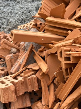 İnşaat alanında kırık tuğlalar.