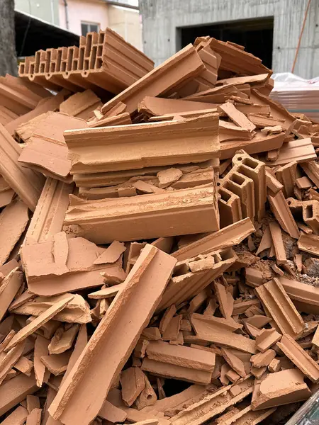 İnşaat alanında kırık tuğlalar.