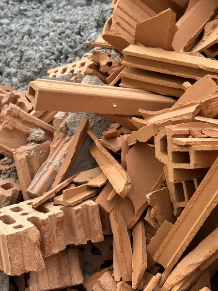 İnşaat alanında kırık tuğlalar.