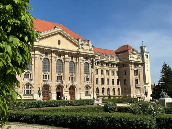ハンガリーの大学デブレクン市の建物 ストックフォト