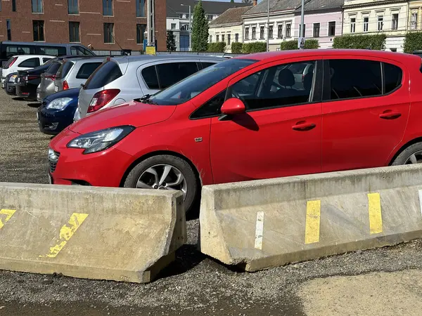 コンクリートバリケードの背後にある駐車場の車 ロイヤリティフリーのストック写真