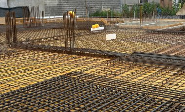 Yeni bir binanın temelinde metal yapı malzemesi