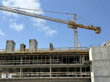 Şehirde yeni bir apartman inşaatı