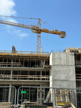 Şehirde yeni bir apartman inşaatı