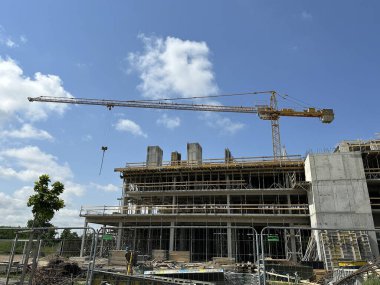 Şehirde yeni bir apartman inşaatı