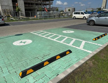 Pil şarj etmek için elektrikli araçların park yeri