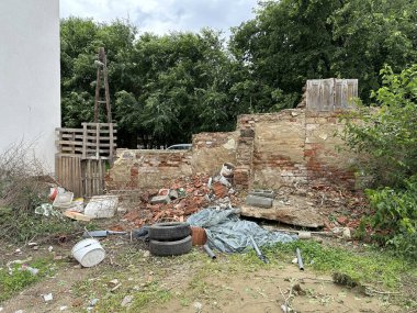Çöpler ve inşaat malzemeleri dışarıda.