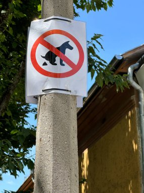 Direkte köpek kakası işareti yok.