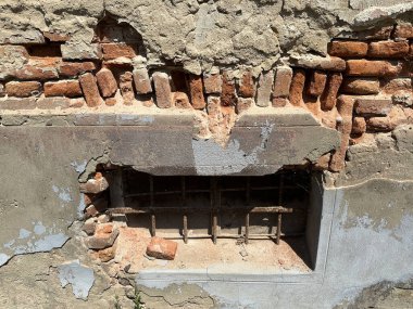 Eski harabe bir evin tuğla duvarı