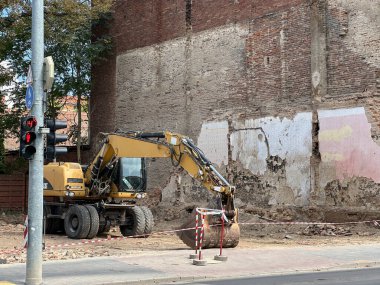 İnşaat alanında kazıcı
