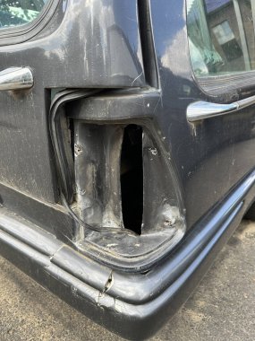 Arka lambası olmayan bir arabanın arka tarafı kırılmış.