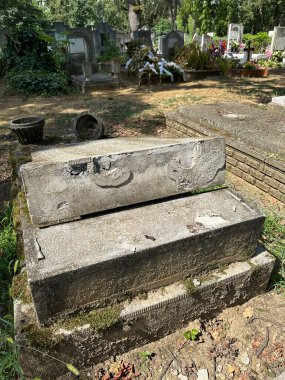 Kamu mezarlığında kırılmış bir mezar taşı.