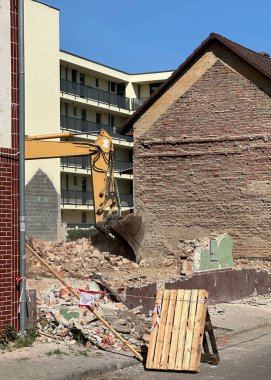 Yıkılmış eski bina ve tuğla duvar