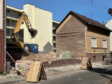 Yıkılmış eski bina ve tuğla duvar