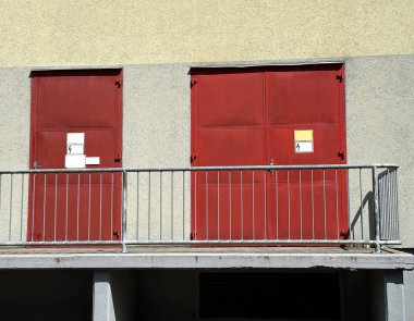 Deponun kırmızı kapıları.