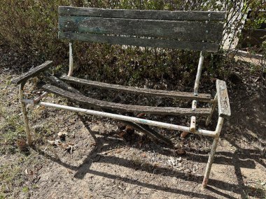 Eski harabe ahşap park bankı