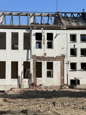 Şehirdeki eski bir binanın yıkılması
